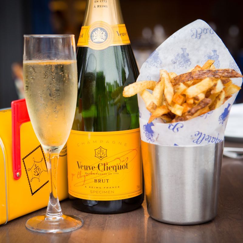 Šampanské a hranolky = dokonalá kombinácia, tvrdia odborníci