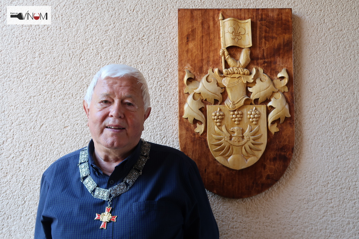 Rytieri vína: Tradícia rytierskych cností pre väčšiu chválu vína